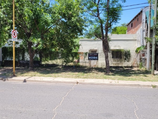 CASA SEMICENTRICA  A REFACCIONAR CON GRAN TERRENO