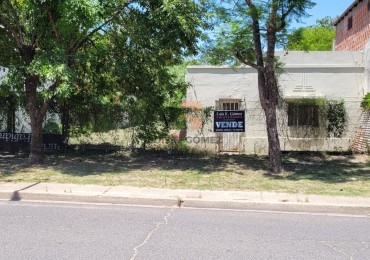 CASA SEMICENTRICA  A REFACCIONAR CON GRAN TERRENO