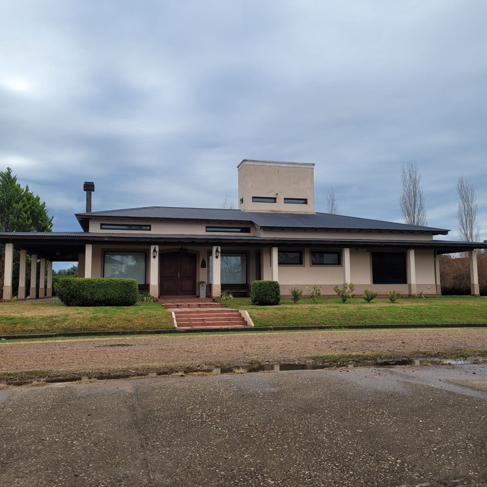 CASA FAMILIAR EN CLUB DE CAMPO PRADOS DE LA ADELINA 