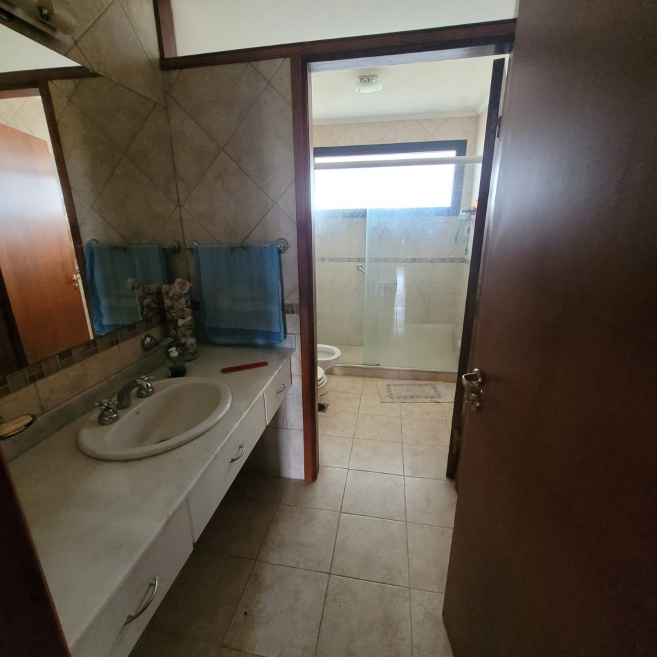CASA FAMILIAR EN CLUB DE CAMPO PRADOS DE LA ADELINA 